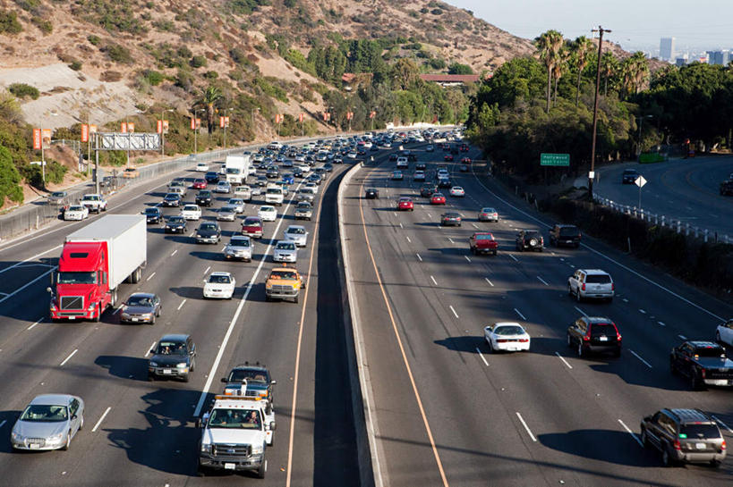 无人,横图,俯视,室外,白天,度假,美景,山,山脉,植物,城市风光,城市,道路,卡车,路,公路,汽车,美国,许多,景观,山峰,分界线,停车线,交通,山峦,娱乐,车,树,树木,蓝色,绿色,蓝天,天空,自然,交通工具,轿车,群山,天,享受,休闲,景色,放松,生长,晴朗,成长,车行道,车行道分界线,北美,北美洲,加利福尼亚,载具,标线,美洲,加州,车行线,好莱坞,洛杉矶,加利福尼亚州,万里无云,金州,黄金州,北亚美利加洲,亚美利加洲,荷里活,天使之城,好莱坞大道,日落大道,晴空,晴空万里,马路,彩图,高角度拍摄