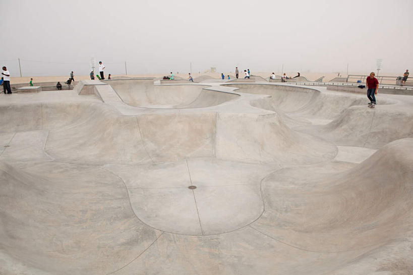 西方人,一个人,站,横图,室外,白天,正面,运动服,度假,滚轴溜冰,美景,城市风光,城市,欧洲,美国,欧洲人,仅一个男性,仅一个人,服装,地平线,景观,辽阔,旱冰鞋,溜冰鞋,地面,注视,娱乐,仅一个年轻男性,衣服,蓝色,蓝天,天空,天,观察,看,站着,享受,休闲,广阔,轮滑鞋,景色,放松,服饰,晴朗,观看,一望无际,察看,北美,北美洲,衣着,穿着,关注,加利福尼亚,延伸,美洲,滑冰鞋,加州,溜冰场,洛杉矶,加利福尼亚州,万里无云,金州,黄金州,威尼斯海滩,天地相交,北亚美利加洲,亚美利加洲,单排轮滑,衣饰,无边无际,一马平川,天使之城,溜冰,轮滑,男人,男性,年轻男性,白种人,晴空,晴空万里,站立,彩图,全身,运动装