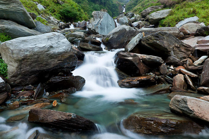 无人,横图,室外,白天,正面,旅游,度假,河流,石头,美景,瀑布,山,山脉,树林,水,植物,印度,亚洲,飞溅,溅,石子,液体,河水,景观,山峰,水滴,水流,山峦,娱乐,水珠,树,树木,绿色,小溪,自然,群山,溪水,享受,休闲,景色,放松,生长,成长,喷洒,自然风光,南亚,喜马偕尔邦,印度共和国,高山之州,喜马偕尔,跌水,石块,岩石,彩图