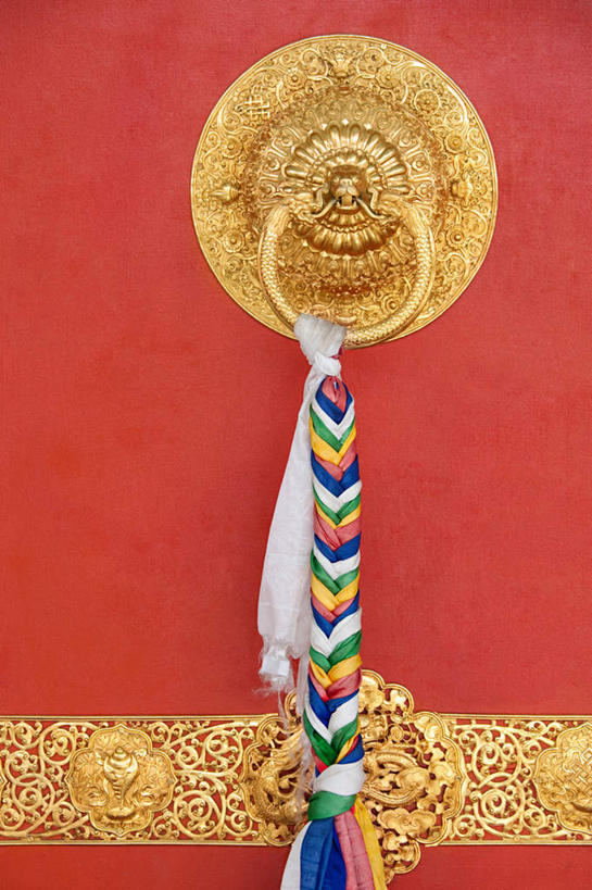 无人,寺庙,竖图,室外,白天,正面,旅游,度假,门,标志建筑,地标,建筑,印度,亚洲,节日,建筑群,燃烧,文化,娱乐,建设,红色,把手,门把手,香火,门框,庙宇,祈祷,享受,休闲,健康,放松,许愿,宗教,信仰,纪念,祈求,门把,南亚,喜马偕尔邦,印度共和国,高山之州,喜马偕尔,平安,拉手,彩图,庙,寺