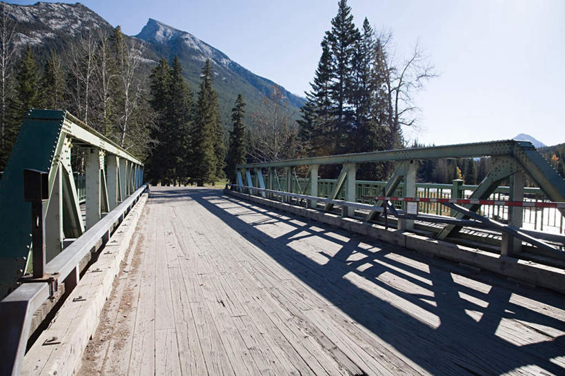 无人,横图,室外,白天,仰视,旅游,度假,美景,山,山脉,树林,植物,加拿大,阴影,光线,木板,影子,景观,山峰,桥,木桥,山峦,娱乐,栈桥,树,树木,蓝色,绿色,蓝天,天空,阳光,自然,群山,天,享受,休闲,景色,放松,生长,晴朗,成长,人行桥,木板桥,北美,北美洲,国家公园,自然风光,美洲,阿尔伯塔省,班夫国家公园,万里无云,阿尔伯塔,北亚美利加洲,亚美利加洲,艾伯塔,艾伯塔省,晴空,晴空万里,彩图,低角度拍摄