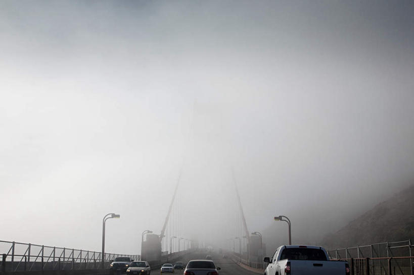 无人,横图,室外,白天,仰视,旅游,度假,雾,标志建筑,大桥,地标,建筑,路灯,桥梁,汽车,照明,美国,朦胧,模糊,建筑群,桥,灯光,娱乐,建设,拱桥,车,灯,交通工具,轿车,享受,休闲,放松,悬索桥,照亮,迷雾,北美,北美洲,照明设备,加利福尼亚,载具,美洲,金门大桥,加州,加利福尼亚州,金州,黄金州,金门海峡,桁架拱桥,北亚美利加洲,亚美利加洲,大雾,彩图,低角度拍摄