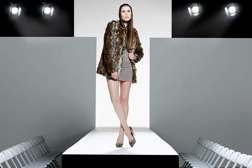 西方人,一个人,模特,站,横图,室内,白天,正面,高跟鞋,晚礼服,时尚,鞋子,照明,欧洲,欧洲人,仅一个年轻女性,仅一个女性,仅一个人,表演,阴影,光线,影子,灯光,注视,手叉腰,灯,灯具,叉腰,观察,看,站着,t台,观看,聚光灯,照亮,察看,演出,照明设备,关注,时髦,燕尾服,时兴,发布会,t型台,走秀,年轻女性,女人,女性,白种人,模特儿,站立,彩图,全身,晚宴服,舞会服,洋服,洋装,夜礼服