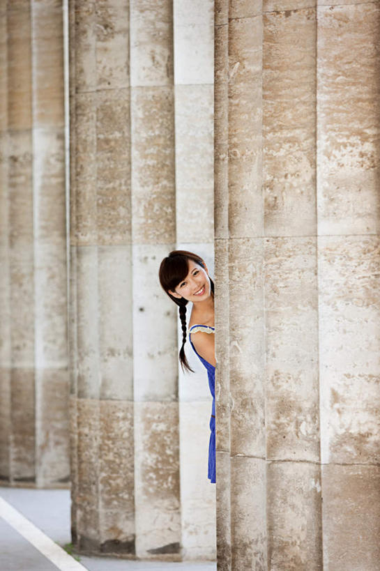 东方人,一个人,站,竖图,室外,白天,正面,裙子,度假,美景,城市风光,城市,德国,欧洲,亚洲,仅一个年轻女性,仅一个女性,仅一个人,一排,躲藏,连衣裙,整齐,柱子,景观,注视,黄种人,娱乐,排列,蓝色,观察,看,站着,享受,休闲,景色,放松,观看,察看,隐藏,西欧,队列,关注,德意志联邦共和国,巴伐利亚,巴伐利亚州,拜恩州,拜恩自由州,潜藏,雷根斯堡,雷根斯堡县,年轻女性,女人,女性,亚洲人,站立,半身,彩图