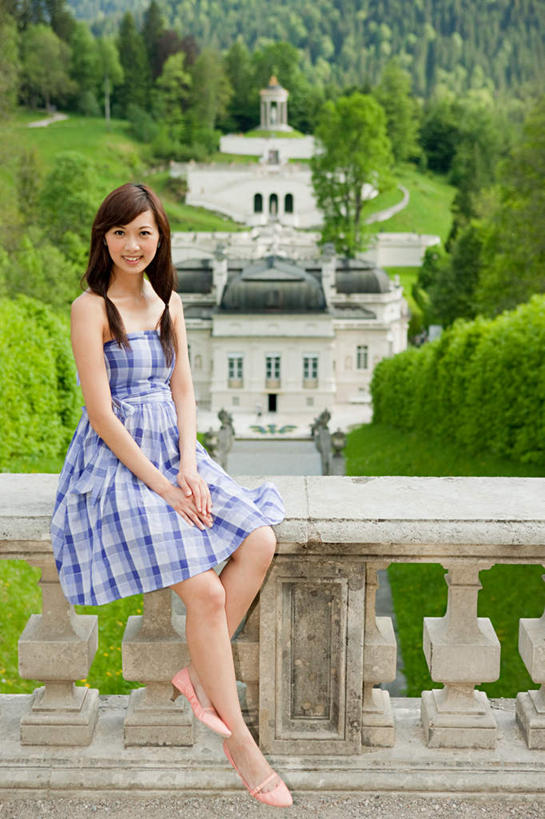 东方人,一个人,栏杆,坐,竖图,室外,白天,正面,裙子,旅游,度假,草地,草坪,植物,标志建筑,地标,建筑,德国,欧洲,亚洲,仅一个年轻女性,仅一个女性,仅一个人,连衣裙,堡垒,城堡,围栏,注视,黄种人,娱乐,建设,护栏,草,树,树木,蓝色,绿色,自然,观察,看,享受,休闲,旅游胜地,放松,生长,成长,观看,察看,西欧,要塞,关注,德意志联邦共和国,巴伐利亚,巴伐利亚州,拜恩州,拜恩自由州,设防,林德霍夫堡,年轻女性,女人,女性,亚洲人,坐着,彩图,全身