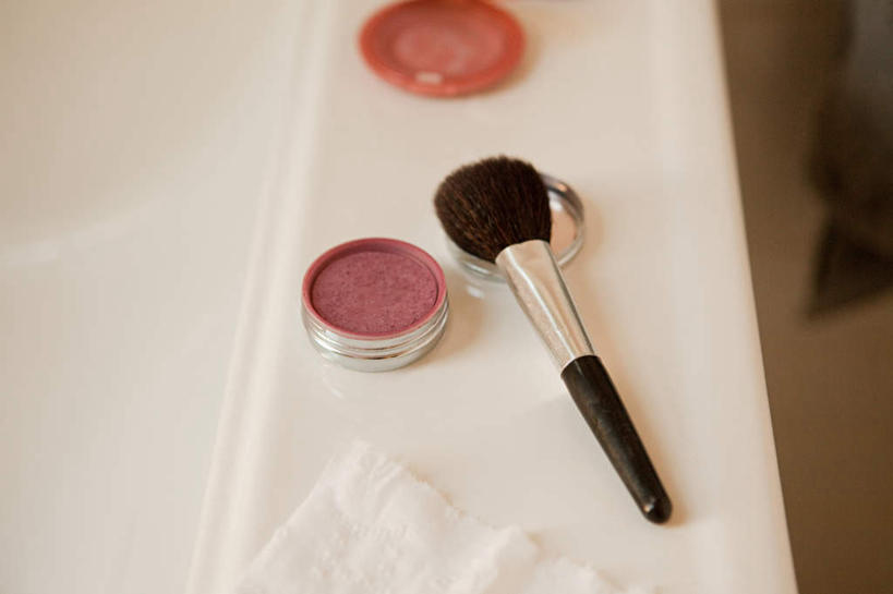 无人,横图,俯视,室内,特写,白天,桌面,桌子,静物,大理石,化妆品,化妆刷,刷子,纸巾,腮红,腮红刷,美容工具,化妆用品,胭脂,彩妆刷,化妆工具,大理石制品,胭脂刷,彩图,高角度拍摄