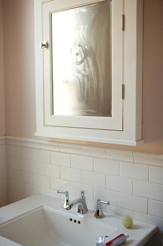 无人,竖图,室内,白天,正面,化妆,美容,柜子,镜子,卫生间,浴室,护肤,反射,水槽,水龙头,牙膏,水斗,开关,化妆镜,化妆品,橱柜,日用品,洗浴用品,打开,清洁,保养,享受,休闲,放松,杀菌,保健,洗手液,阀门,镜像,消毒,开启,护肤品,化妆用品,镜面,护肤用品,舒缓,养颜,去污,紧肤,嫩肤,光学,水咀,淋浴房,洗涤,彩图,冲凉房,沐浴间,沐浴室