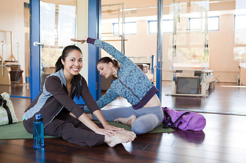 西方人,两个人,伙伴,朋友,健身房,坐,举,伸展双臂,横图,室内,白天,正面,友谊,欧洲,欧洲人,伸展,弯腰,服装,包,毯子,扭头,注视,休闲装,运动器械,衣服,垫子,观察,看,托,转头,休闲,休闲服,健身器械,舒展,服饰,观看,察看,关注,斜挎包,健身器材,弯身,海绵垫,体操垫,友情,女人,女性,中年女性,白种人,敞开双臂,举起,举手,举着,伸开双臂,向上举,向上伸,向上托,展开双肩,张开手臂,张开双臂,坐着,彩图,全身,健身馆,运动器材