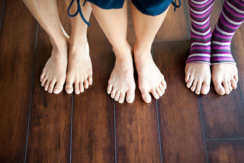 西方人,腿部,腿,三个人,伙伴,朋友,站,横图,俯视,室内,特写,白天,友谊,地板,欧洲,欧洲人,地面,袜子,木地板,站着,双腿,长袜,长筒袜,长统袜,友情,年轻女性,女人,女性,中年女性,白种人,站立,半身,彩图,高角度拍摄