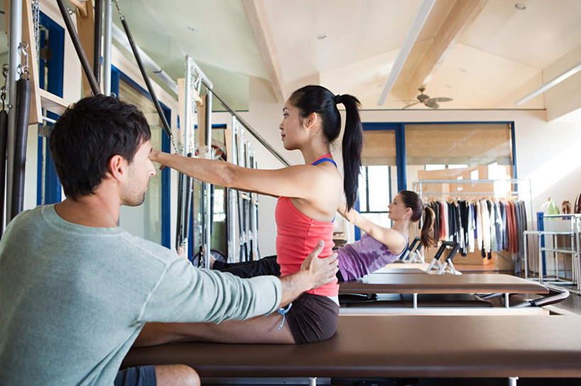 西方人,三个人,伙伴,朋友,健身房,坐,躺,横图,室内,白天,锻炼,友谊,运动,天花板,桌面,桌子,欧洲,欧洲人,握,服装,木制,扭头,注视,休闲装,娱乐,运动器械,背面,衣服,木制品,扶,观察,看,转头,教练,享受,休闲,休闲服,健身器械,放松,握着,服饰,观看,察看,扶着,关注,健身器材,普拉提,室内运动,锻练,普拉提机,卧着,友情,男人,男性,女人,女性,中年男性,中年女性,白种人,躺着,卧,坐着,半身,彩图,健身,健身馆,运动器材