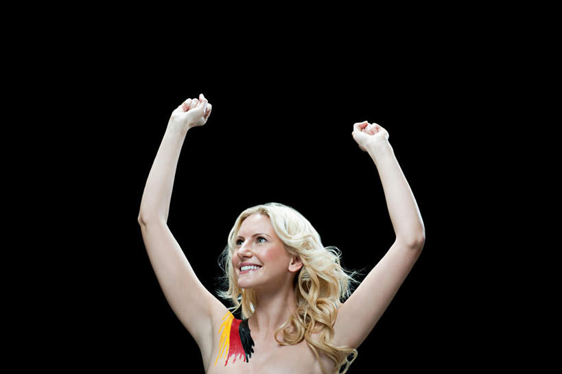 西方人,一个人,站,举,笑,微笑,露齿笑,横图,室内,白天,正面,旗帜,国旗,欧洲,欧洲人,仅一个年轻女性,仅一个女性,仅一个人,黑色背景,艺术,彩绘,扭头,注视,文化,裸露,黄色,红色,黑色,观察,看,托,站着,转头,摄影,影棚,赤裸,观看,察看,挥动,挥舞,关注,裸,人体彩绘,德国国旗,美观,摆荡,纹身彩绘,年轻女性,女人,女性,白种人,旗,举起,举手,举着,向上举,向上伸,向上托,站立,半身,彩图,影棚拍摄,拍摄,三色旗