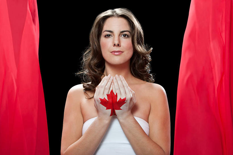 西方人,一个人,站,捧,横图,室内,白天,正面,旗帜,国旗,叶子,欧洲,欧洲人,仅一个年轻女性,仅一个女性,仅一个人,黑色背景,服装,丝绸,丝带,枫叶,缎带,注视,绸带,衣服,红色,抹胸,观察,看,站着,摄影,服饰,影棚,观看,枫树叶,察看,衣着,穿着,关注,加拿大国旗,衣饰,年轻女性,女人,女性,白种人,叶,叶片,旗,端,端着,捧着,手捧,站立,半身,彩图,影棚拍摄,拍摄,枫叶旗