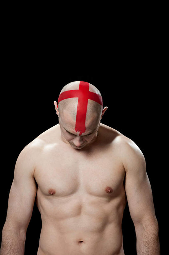 西方人,秃头,一个人,站,竖图,室内,白天,正面,欧洲,欧洲人,仅一个男性,仅一个人,仅一个中年男性,黑色背景,十字形,艺术,彩绘,文化,裸露,红色,低头,站着,摄影,影棚,裸,人体彩绘,美观,垂头,纹身彩绘,男人,男性,中年男性,白种人,光头,无发,站立,半身,彩图,影棚拍摄,拍摄