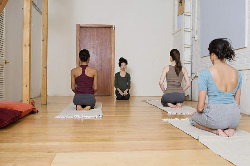 西方人,背部,四个人,伙伴,朋友,坐,跪,横图,室内,白天,正面,运动服,锻炼,瑜伽,友谊,运动,建材,地板,门,建筑,欧洲,欧洲人,亚洲,服装,材料,木板,木材,毯子,墙,地面,注视,木地板,墙壁,墙面,木柴,衣服,瑜伽垫,垫子,门框,观察,看,教练,养生,建造,服饰,木料,观看,察看,衣着,穿着,关注,瑜伽毯,衣饰,锻练,体育,友情,年轻女性,女人,女性,白种人,亚洲人,印度人,跪着,坐着,彩图,全身,健身,运动装