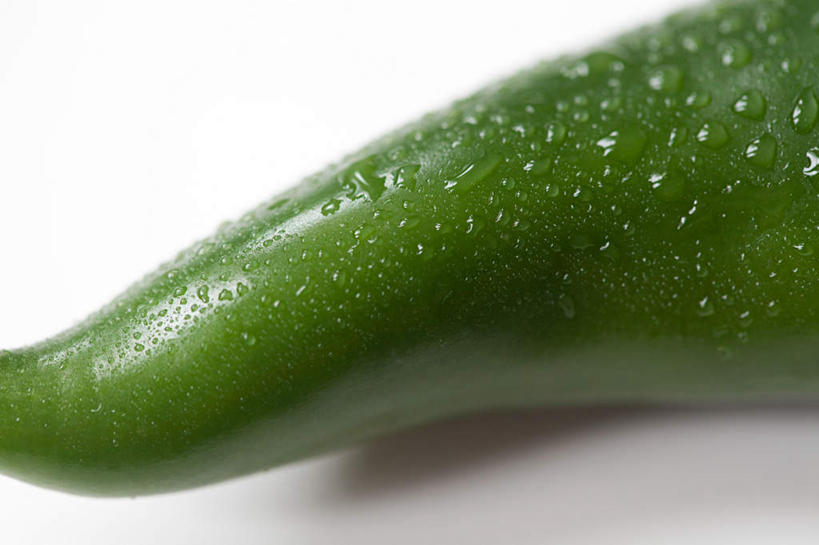 无人,横图,俯视,室内,特写,白天,白色背景,水,餐桌,桌子,辣椒,蔬菜,新鲜,液体,水滴,食品,食物,一个,绿色,摄影,有机食品,绿色食品,影棚,单个,餐台,辣角,大椒,辣虎,广椒,辣子,海椒,番椒,彩图,高角度拍摄,影棚拍摄,拍摄