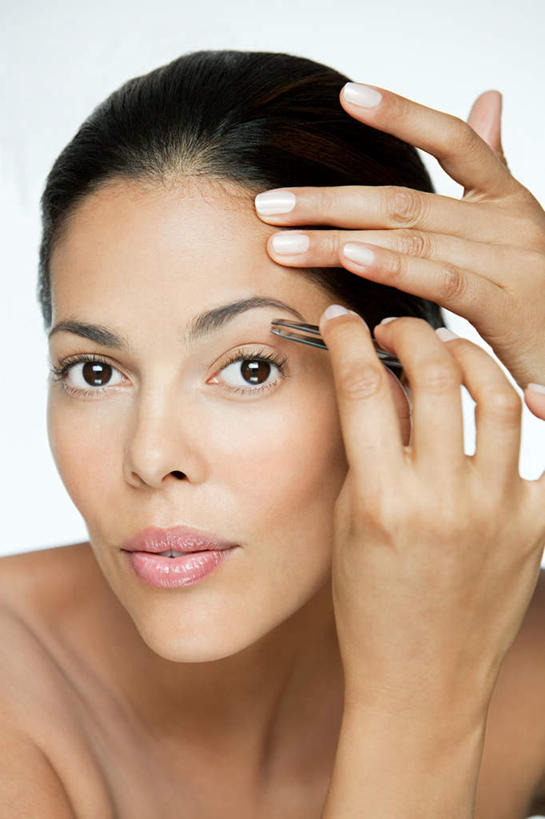 西方人,脸,头,脸颊,脖子,手,头发,一个人,站,笑,微笑,竖图,室内,特写,白天,白色背景,正面,化妆,美容,时尚,欧洲,欧洲人,双手,仅一个女性,仅一个人,握,拿,拿着,注视,裸露,肩膀,黑色,观察,看,站着,仅一个中年女性,手部,握着,摄影,影棚,观看,察看,美容工具,关注,裸,化妆工具,眉毛钳,女人,女性,中年女性,白种人,头部,直发,脖,颈,颈部,脸部,脸蛋,面部,站立,半身,彩图,影棚拍摄,拍摄