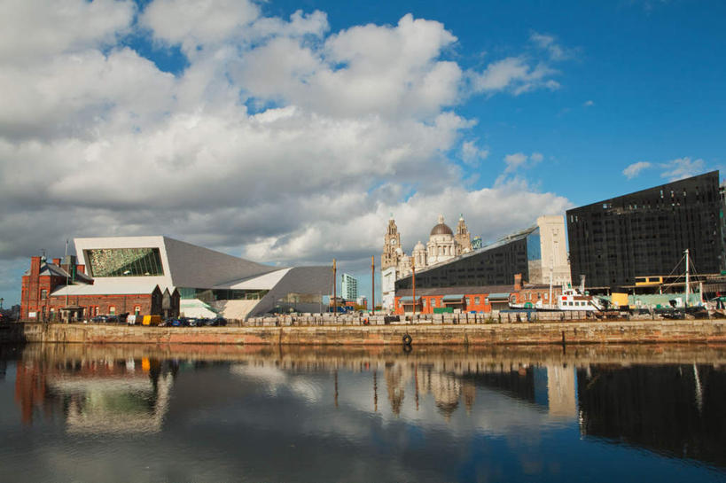 无人,高楼大厦,码头,横图,室外,白天,正面,度假,办公楼,海浪,海洋,美景,城市风光,城市,大厦,港口,建筑,摩天大楼,写字楼,英国,欧洲,阴影,光线,影子,景观,浪花,云,云朵,云彩,娱乐,英格兰,蓝色,白云,倒影,蓝天,天空,阳光,海水,楼宇,天,享受,休闲,商务楼,景色,放松,晴朗,倒映,西欧,大不列颠,海景,大不列颠及北爱尔兰联合王国,首府,大不列颠联合王国,日不落英帝国,反照,英吉利,利物浦,皇家利物大厦,利物浦市,墨西塞德郡,默西塞德,大海,风浪,海,海水的波动,近岸浪,涌浪,晴空,彩图,摆渡口,埠头,大楼,渡口,渡头,港湾,高层建筑,高楼,海港,货运码头,口岸,摩天楼,商港