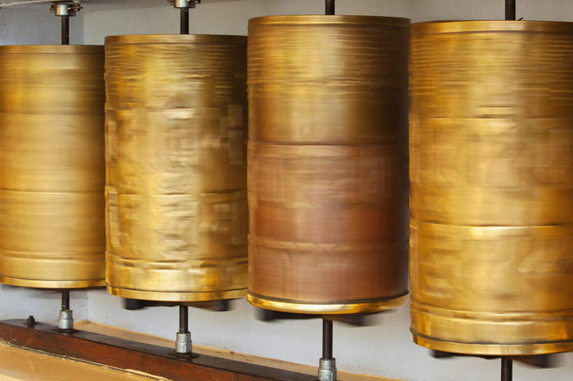 无人,横图,室外,白天,正面,爱情,旅游,度假,奢侈,标志建筑,地标,建筑,珠宝,印度,亚洲,一排,节日,朦胧,模糊,整齐,金属,文化,娱乐,建设,黄金,排列,祈祷,享受,休闲,健康,金色,旅游胜地,放松,许愿,宗教,佛教,信仰,纪念,昂贵,祈求,贵重,富贵,基督教,队列,天主教,修道院,坚定,南亚,信念,转经筒,忠诚,转经轮,法轮,喜马偕尔邦,印度共和国,贵金属,玛尼轮,富丽,约定,释教,名誉,荣华,宝贵,高山之州,喜马偕尔,神学院,修院,隐修院,平安,彩图,经轮,玛尼解脱轮,祈祷轮,金子