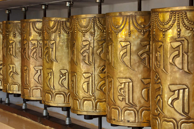 无人,横图,室外,白天,正面,爱情,旅游,度假,奢侈,标志建筑,地标,建筑,珠宝,印度,亚洲,一排,节日,整齐,金属,文化,娱乐,建设,黄金,排列,祈祷,享受,休闲,健康,金色,旅游胜地,放松,许愿,宗教,佛教,信仰,纪念,昂贵,祈求,贵重,富贵,基督教,队列,天主教,修道院,坚定,南亚,信念,转经筒,忠诚,转经轮,法轮,喜马偕尔邦,印度共和国,贵金属,玛尼轮,富丽,约定,释教,名誉,荣华,宝贵,高山之州,喜马偕尔,神学院,修院,隐修院,平安,彩图,经轮,玛尼解脱轮,祈祷轮,金子