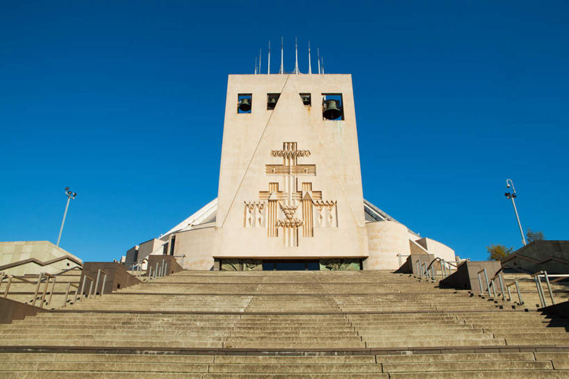 无人,教堂,横图,室外,白天,仰视,旅游,度假,楼梯,标志建筑,地标,建筑,英国,欧洲,阴影,节日,光线,影子,阶梯,文化,娱乐,建设,英格兰,台阶,蓝色,蓝天,天空,阳光,天,祈祷,享受,休闲,健康,旅游胜地,放松,许愿,宗教,信仰,晴朗,纪念,祈求,基督教,西欧,天主教,大不列颠,信念,大不列颠及北爱尔兰联合王国,万里无云,首府,大不列颠联合王国,日不落英帝国,英吉利,利物浦,利物浦市,墨西塞德郡,默西塞德,平安,晴空,晴空万里,彩图,低角度拍摄,大教堂,礼拜堂,利物浦大都会大教堂