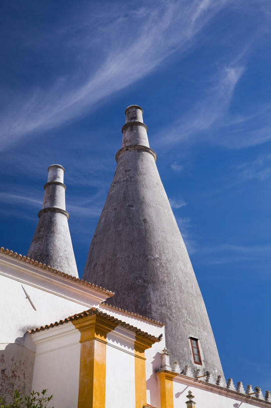 无人,家,宫殿,竖图,室外,白天,仰视,旅游,度假,名胜古迹,别墅,窗户,标志建筑,地标,建筑,葡萄牙,欧洲,阴影,遗迹,光线,影子,房屋,墙,屋子,云,云朵,公寓,首都,云彩,古迹,文物,娱乐,建设,古建筑,洋房,楼房,里斯本,辛特拉,玻璃窗,墙壁,墙面,住宅,蓝色,白云,蓝天,天空,阳光,天,享受,休闲,旅游胜地,放松,晴朗,南欧,古文明,葡萄牙共和国,辛特拉文化景观,晴空,彩图,低角度拍摄,房子,辛特拉王宫