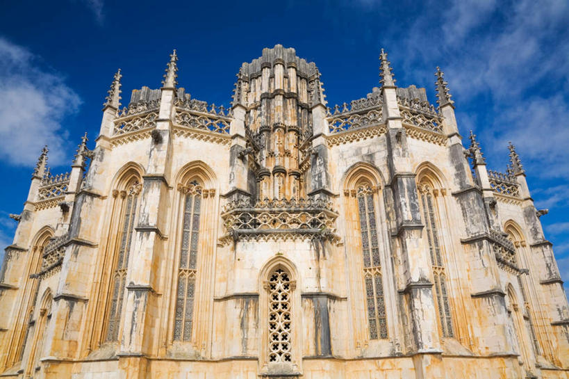 无人,横图,室外,白天,仰视,旅游,度假,名胜古迹,窗户,标志建筑,地标,建筑,葡萄牙,欧洲,阴影,节日,遗迹,光线,影子,墙,云,云朵,云彩,古迹,文化,文物,娱乐,建设,古建筑,玻璃窗,墙壁,墙面,蓝色,白云,蓝天,天空,阳光,天,祈祷,享受,休闲,健康,旅游胜地,放松,许愿,宗教,信仰,晴朗,纪念,祈求,基督教,南欧,天主教,修道院,信念,古文明,葡萄牙共和国,神学院,修院,隐修院,巴塔利亚修道院,平安,晴空,彩图,低角度拍摄