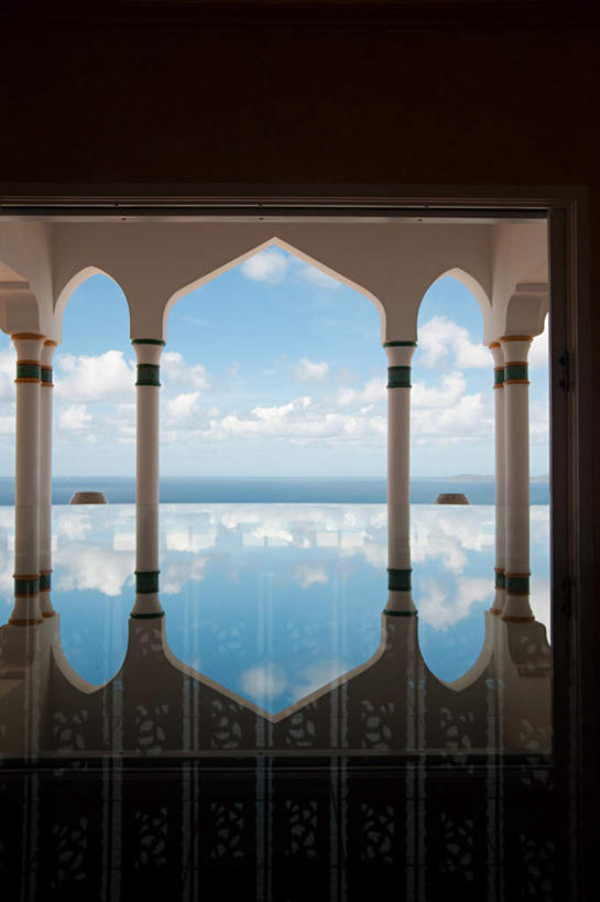 无人,体育馆,游泳池,竖图,室外,白天,正面,旅游,度假,海浪,海洋,美景,水,门,一排,阴影,整齐,光线,影子,柱子,景观,浪花,水池,水面,云,云朵,拱门,云彩,娱乐,泳池,排列,蓝色,白云,蓝天,天空,阳光,自然,海水,门框,天,享受,休闲,景色,南美,放松,晴朗,游泳馆,南美洲,西印度群岛,拉丁美洲,队列,自然风光,美洲,海景,亚美利加洲,南亚美利加洲,格林纳丁斯,圣文森特,大海,风浪,海,海水的波动,近岸浪,涌浪,晴空,彩图,马斯蒂克岛