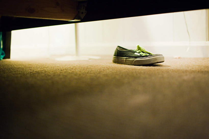 无人,横图,室内,白天,正面,床,卧室,静物,鞋子,阴影,反射,影子,双人床,床单,被子,一只,帆布鞋,休闲鞋,被单,彩图,睡房,卧房