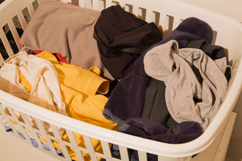 无人,横图,俯视,室内,特写,白天,静物,一堆,许多,阴影,堆叠,堆积,服装,反射,篮子,影子,塑料,很多,凌乱,一个,衣服,容器,塑料制品,服饰,单个,储藏,堆,混乱,衣着,储存,穿着,衣饰,脏衣篮,脏衣篓,纷乱,缭乱,庞杂,彩图,高角度拍摄,贮存