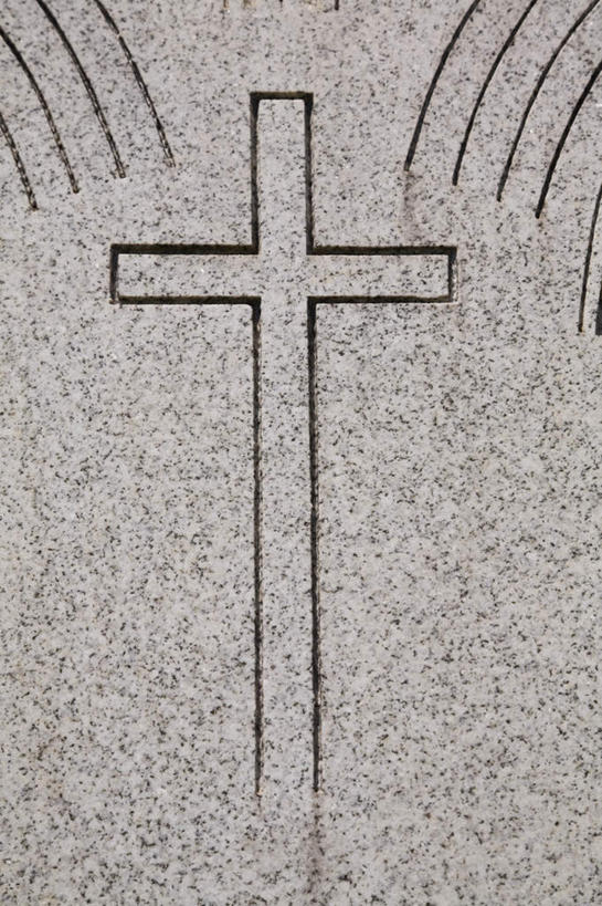 无人,竖图,室内,特写,白天,正面,静物,节日,十字架,文化,墓碑,祈祷,墓地,健康,许愿,宗教,信仰,纪念,留念,祈求,死亡,掩埋,坟墓,陵墓,基督教,天主教,怀念,坟场,殒命,记念,灭亡,埋葬,安葬,平安,彩图