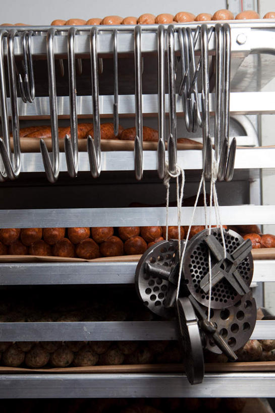 无人,竖图,室内,白天,正面,厨房,金属制品,许多,吊挂,悬挂,阴影,反射,金属,钩子,影子,肉,香肠,腊肠,挂,置物架,肉类,架子,陈列架,肉食,搁架,彩图,灶间