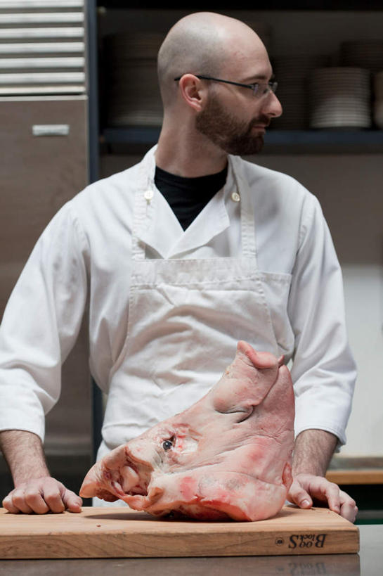 西方人,一个人,厨师,站,竖图,室内,白天,正面,工作服,制服,厨房,桌面,桌子,欧洲,欧洲人,仅一个男性,仅一个人,一副,木制,围裙,眼镜,墙,肉,案板,扭头,注视,猪肉,肉类,墙壁,墙面,砧板,仅一个年轻男性,白色,木制品,观察,看,站着,转头,搭,观看,察看,搭着,关注,近视眼镜,猪头,肉食,豚肉,屠夫,工作制服,男人,男性,年轻男性,白种人,厨师长,厨子,大厨,主厨,站立,半身,彩图,工作套服,灶间,厨房料理台,料理台