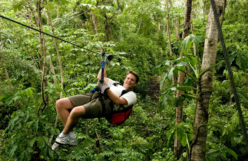 西方人,一个人,举,笑,微笑,横图,室外,白天,正面,锻炼,旅游,度假,探险,运动,美景,森林,树林,植物,欧洲,洪都拉斯,欧洲人,仅一个男性,仅一个人,仅一个中年男性,握,服装,包,景观,树桩,速滑,旅行包,注视,休闲装,娱乐,极限运动,树,树干,树木,衣服,绿色,自然,背包,观察,看,托,享受,休闲,休闲服,木桩,景色,放松,握着,服饰,生长,成长,观看,察看,北美,北美洲,关注,自然风光,室外运动,下降,美洲,降落,户外运动,速降,北亚美利加洲,亚美利加洲,旅游包,洪都拉斯共和国,降低,下跌,下落,冒险,体育,男人,男性,中年男性,白种人,举起,举手,举着,向上举,向上伸,向上托,彩图,全身,健身,滑索,双肩包