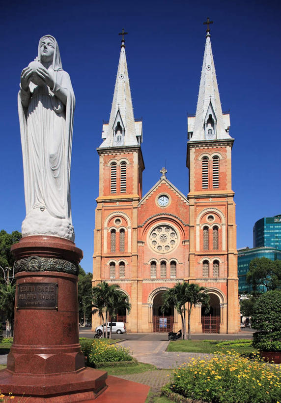 西方人,一个人,无人,站,竖图,室外,白天,仰视,旅游,度假,标志建筑,地标,建筑,雕塑,欧洲,越南,欧洲人,亚洲,仅一个年轻女性,仅一个女性,仅一个人,圣母,圣母玛利亚,阴影,艺术,装饰,光线,雕刻,雕像,影子,注视,娱乐,建设,圣母教堂,蓝色,蓝天,天空,阳光,工艺品,天,观察,看,站着,享受,休闲,旅游胜地,放松,东南亚,晴朗,观看,纪念,美术,察看,关注,主题,陈列,玛利亚,万里无云,越南社会主义共和国,胡志明市,功能,美学,胡志明,袍子,西贡圣母教堂,西贡圣母正廷圣堂王宫,圣女,年轻女性,女人,女性,白种人,晴空,晴空万里,站立,彩图,低角度拍摄,全身