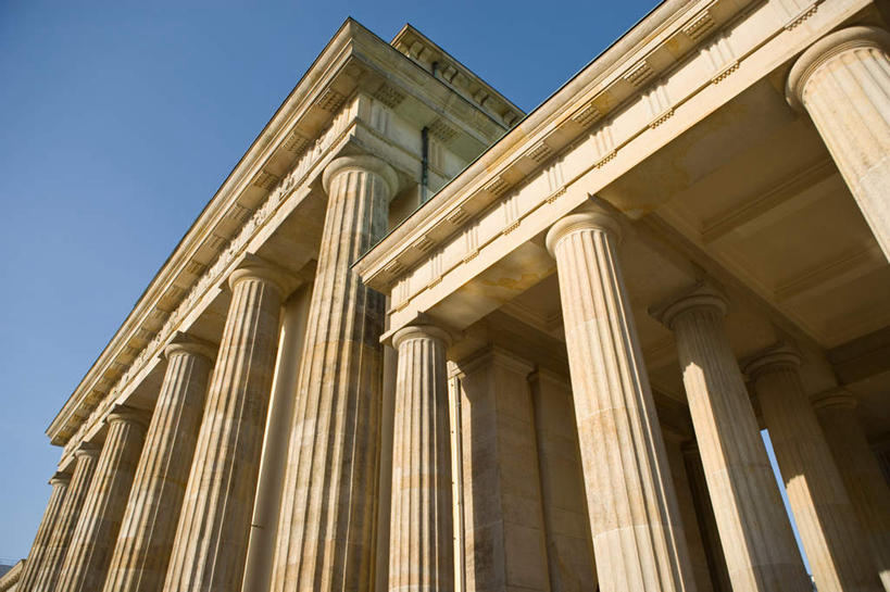 无人,横图,室外,特写,白天,仰视,旅游,度假,标志建筑,地标,建筑,德国,欧洲,一排,许多,阴影,整齐,并列,并排,光线,影子,柱子,首都,娱乐,建设,柏林,勃兰登堡门,排列,蓝色,蓝天,天空,阳光,天,享受,休闲,旅游胜地,放松,晴朗,西欧,队列,平行,万里无云,德意志联邦共和国,柏林州,晴空,晴空万里,彩图,低角度拍摄