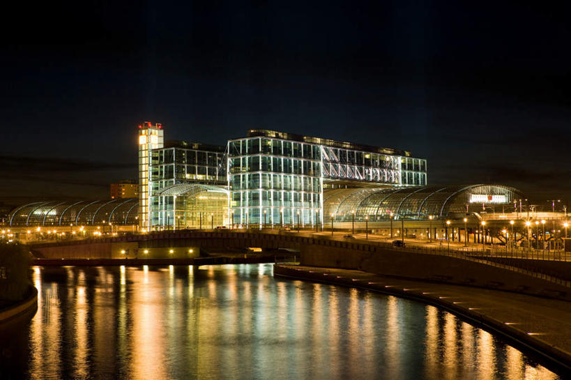 无人,家,火车站,横图,室外,夜晚,正面,旅游,度假,河流,石头,水,标志建筑,地标,建筑,路灯,夜景,车站,照明,德国,欧洲,阴影,光线,石子,影子,房屋,屋子,河水,水流,桥,灯光,站台,首都,娱乐,建设,石桥,楼房,柏林,月台,拱桥,住宅,栈桥,灯,倒影,享受,休闲,旅游胜地,放松,拱形,人行桥,石拱桥,照亮,倒映,照明设备,西欧,德意志联邦共和国,柏林州,反照,施普雷河,柏林中央火车站,石块,彩图,房子,德国柏林中央火车站,中央火车站