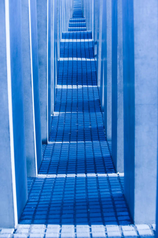 无人,竖图,室外,白天,正面,旅游,度假,标志建筑,地标,建筑,德国,欧洲,一排,许多,阴影,整齐,并列,并排,光线,影子,柱子,走道,走廊,过道,首都,娱乐,建设,柏林,排列,蓝色,阳光,享受,休闲,旅游胜地,放松,西欧,队列,平行,德意志联邦共和国,柏林州,欧洲被害犹太人纪念碑,犹太人大屠杀纪念碑群,彩图