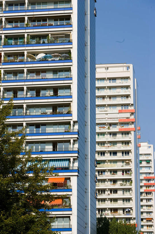 无人,家,竖图,室外,白天,仰视,度假,美景,植物,窗户,城市风光,城市,德国,欧洲,一排,许多,阴影,整齐,并列,并排,光线,影子,房屋,屋子,景观,公寓,首都,娱乐,洋房,楼房,柏林,玻璃窗,住宅,树,树木,排列,蓝色,绿色,蓝天,天空,阳光,自然,天,享受,休闲,景色,放松,生长,晴朗,成长,西欧,队列,平行,万里无云,德意志联邦共和国,柏林州,晴空,晴空万里,彩图,低角度拍摄,房子,米特区