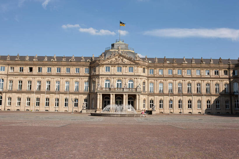 无人,宫殿,横图,室外,白天,正面,旅游,度假,窗户,标志建筑,地标,建筑,喷泉,旗帜,国旗,德国,欧洲,许多,阴影,光线,影子,景观,云,云朵,云彩,文化,娱乐,建设,玻璃窗,蓝色,白云,蓝天,天空,阳光,天,品味,享受,休闲,旅游胜地,放松,晴朗,西欧,水景,斯图加特,德意志联邦共和国,宫殿广场,德国国旗,美观,州府,巴登.符腾堡,巴登.符腾堡州,巴符州,设计,旗,晴空,彩图,三色旗,新宫