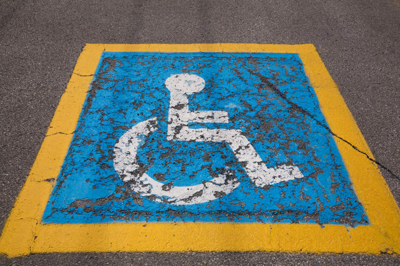 无人,病人,停车场,坐,横图,俯视,室内,特写,白天,指示牌,一辆,阴影,反射,标志,工具,文字,影子,标识,轮椅,复健,康复,器械,医疗设备,病患,医疗器械,残疾,残疾人,医疗工具,伤残,辅助设备,残障,弱势群体,患者,就医者,坐着,彩图,高角度拍摄,泊车场,拟人