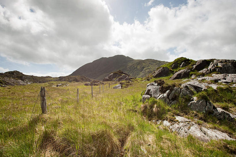 无人,栏杆,横图,室外,白天,正面,旅游,度假,草地,草原,礁石,石头,美景,山,山脉,植物,爱尔兰,欧洲,石子,栅栏,景观,旷野,篱笆,山峰,云,云朵,围栏,山峦,云彩,娱乐,护栏,草,蓝色,绿色,白云,蓝天,天空,自然,群山,天,享受,休闲,景色,放松,晴朗,西欧,自然风光,原野,芒斯特省,爱尔兰共和国,凯里郡,芒斯特,礁,石块,岩石,晴空,彩图