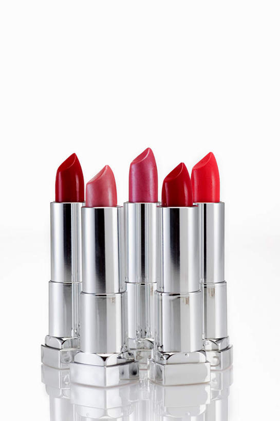 无人,竖图,室内,特写,白天,白色背景,正面,静物,许多,阴影,反射,影子,粉色,红色,唇膏,化妆品,口红,摄影,影棚,五支,化妆用品,唇棒,彩图,影棚拍摄,拍摄