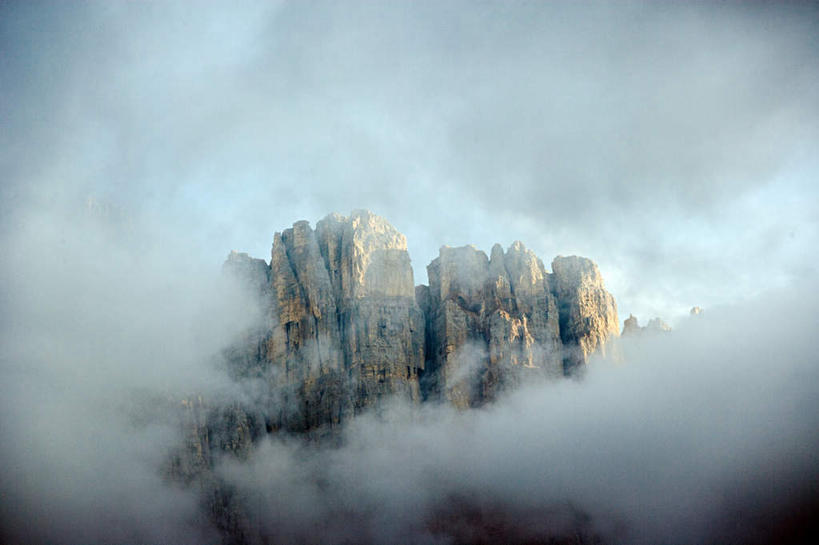 无人,横图,室外,白天,仰视,旅游,度假,石头,美景,山,山脉,意大利,欧洲,阿尔卑斯山,石子,景观,山峰,云,云朵,山峦,云彩,娱乐,蓝色,白云,蓝天,天空,自然,群山,天,享受,休闲,景色,放松,晴朗,南欧,自然风光,阿尔卑斯山脉,意大利共和国,威内托,威内托大区,多洛米蒂山脉,贝卢诺,贝卢诺省,石块,岩石,晴空,彩图,低角度拍摄,波尔萨诺,博尔扎诺,特伦托自治省