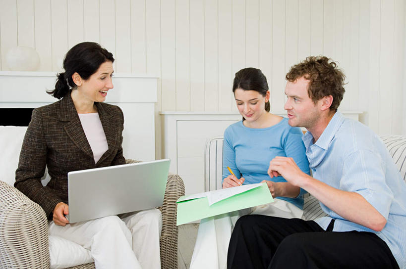 西方人,三个人,夫妻,客厅,坐,笑,微笑,露齿笑,横图,室内,白天,正面,爱情,电脑,笔记本电脑,壁炉,沙发,欧洲,欧洲人,服装,网络,材料,档案,文件,纸,浪漫,二郎腿,扭头,注视,休闲装,通讯设备,衣服,手稿,资料,观察,看,取暖,转头,休闲,休闲服,恩爱,恋人,服饰,观看,证明,察看,无线,起居室,关注,文档,通信设备,无线网络,布艺沙发,无线上网,便携式电脑,客堂,手提电脑,男人,男性,年轻男性,年轻女性,女人,女性,中年女性,白种人,夫妇,情侣,坐着,半身,彩图,取暖设备,顾问,伴侣