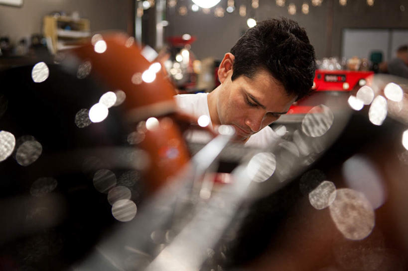 西方人,一个人,站,横图,室内,白天,正面,杯子,照明,欧洲,欧洲人,仅一个男性,仅一个人,仅一个中年男性,服装,朦胧,模糊,瓷器,电器,工具,灯光,咖啡杯,陶瓷制品,注视,休闲装,设备,吊灯,灯,衣服,灯具,低头,观察,看,站着,休闲,休闲服,冲泡,服饰,观看,照亮,察看,家电,家用电器,咖啡机,照明设备,关注,磨粉,咖啡店,瓷杯,咖啡屋,男人,男性,中年男性,白种人,站立,半身,彩图,咖啡馆,咖啡师,清除,压粉,装粉