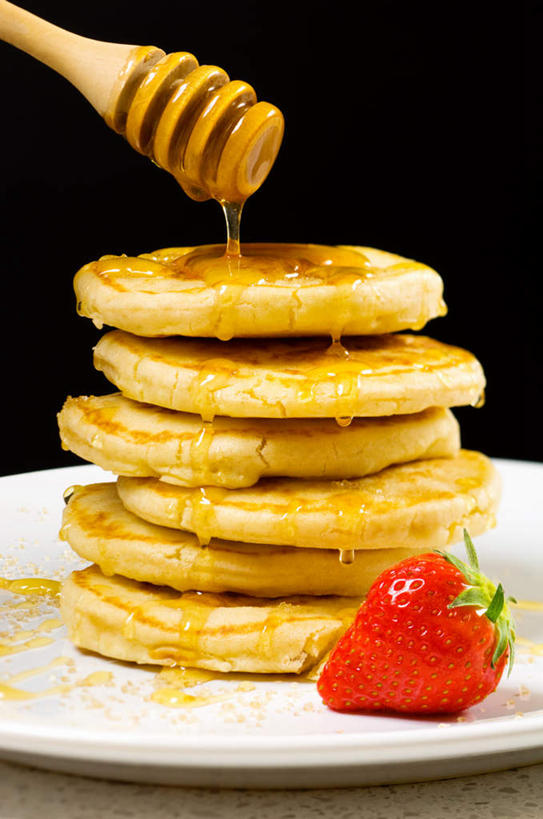 点心,蜂蜜,煎饼,无人,竖图,室内,特写,白天,正面,桌面,桌子,草莓,浆果,餐具,水果,一堆,堆叠,堆积,黑色背景,新鲜,木制,碟子,盘,生食,食品,果实,文化,饼,小吃,食物,糕点,一个,盘子,木制品,碟,甜食,搅拌棒,摄影,有机食品,绿色食品,影棚,单个,堆,花蜜,止痛,解毒,日式煎饼,搅蜜棒,蜂蜜棒,冬酿,石蜜,洋莓,水果皇后,红莓,地莓,彩图,影棚拍摄,拍摄