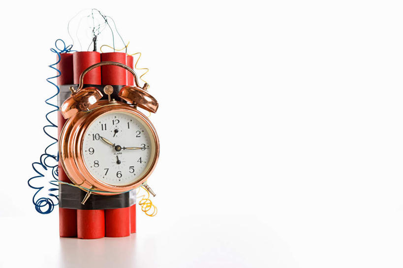 无人,横图,室内,特写,白天,白色背景,正面,竞争,高科技,科技,静物,炸药,炸弹,对抗,冲突,军事,时间,科学,时钟,计时,破坏,一个,钟表,表,武器,战争,工业,摄影,影棚,单个,损坏,攻击,恐怖,威胁,对立,矛盾,兵器,弹药,防御,军方,军工业,国防,敌对,挫败,斗争,抗拒,抗衡,杀伤,威慑,危险,甘油炸药,钟,彩图,影棚拍摄,拍摄