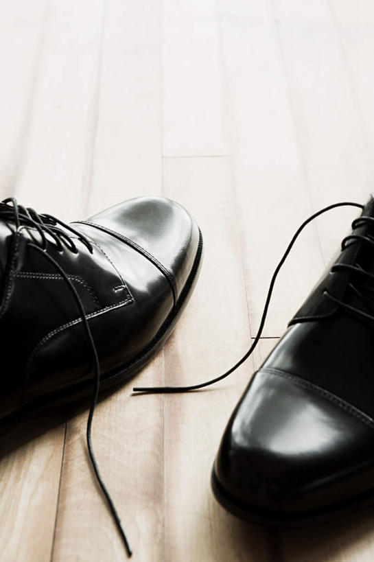 无人,竖图,俯视,室内,特写,白天,鞋,地板,静物,鞋子,一双,阴影,反射,影子,皮革,地面,木地板,黑色,彩图,高角度拍摄,皮鞋