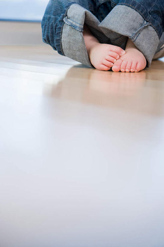 西方人,婴儿,儿童,腿部,脚,脚趾,脚趾甲,腿,一个人,竖图,室内,白天,正面,婴儿服装,纯洁,地板,欧洲,欧洲人,仅一个人,裤子,地面,牛仔裤,木地板,小孩,可爱,活泼,宝宝,纯真,烂漫,无邪,伶俐,天真,白种人,孩子,脚指甲,半身,彩图,婴儿服