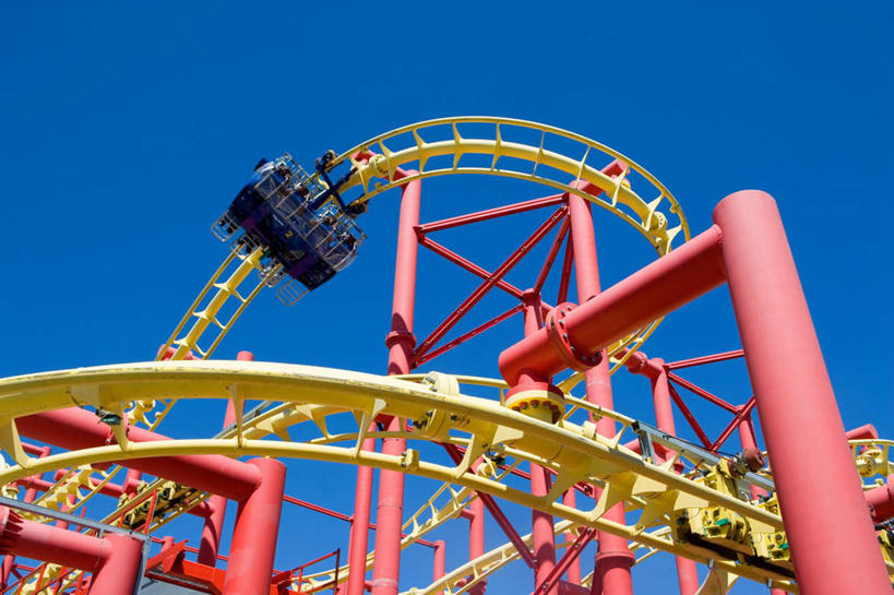 无人,游乐园,横图,室外,白天,仰视,度假,游戏,美景,城市风光,城市,游乐场,阴影,曲折,弯曲,光线,影子,景观,玩,娱乐,过山车,蓝色,蓝天,天空,阳光,天,享受,休闲,景色,放松,游乐设施,云霄飞车,蜿蜒,晴朗,活动,发泄,消遣,智力,万里无云,宣泄,乐园,滑落,游艺设施,爬升,倒转,晴空,晴空万里,玩耍,嬉戏,彩图,低角度拍摄